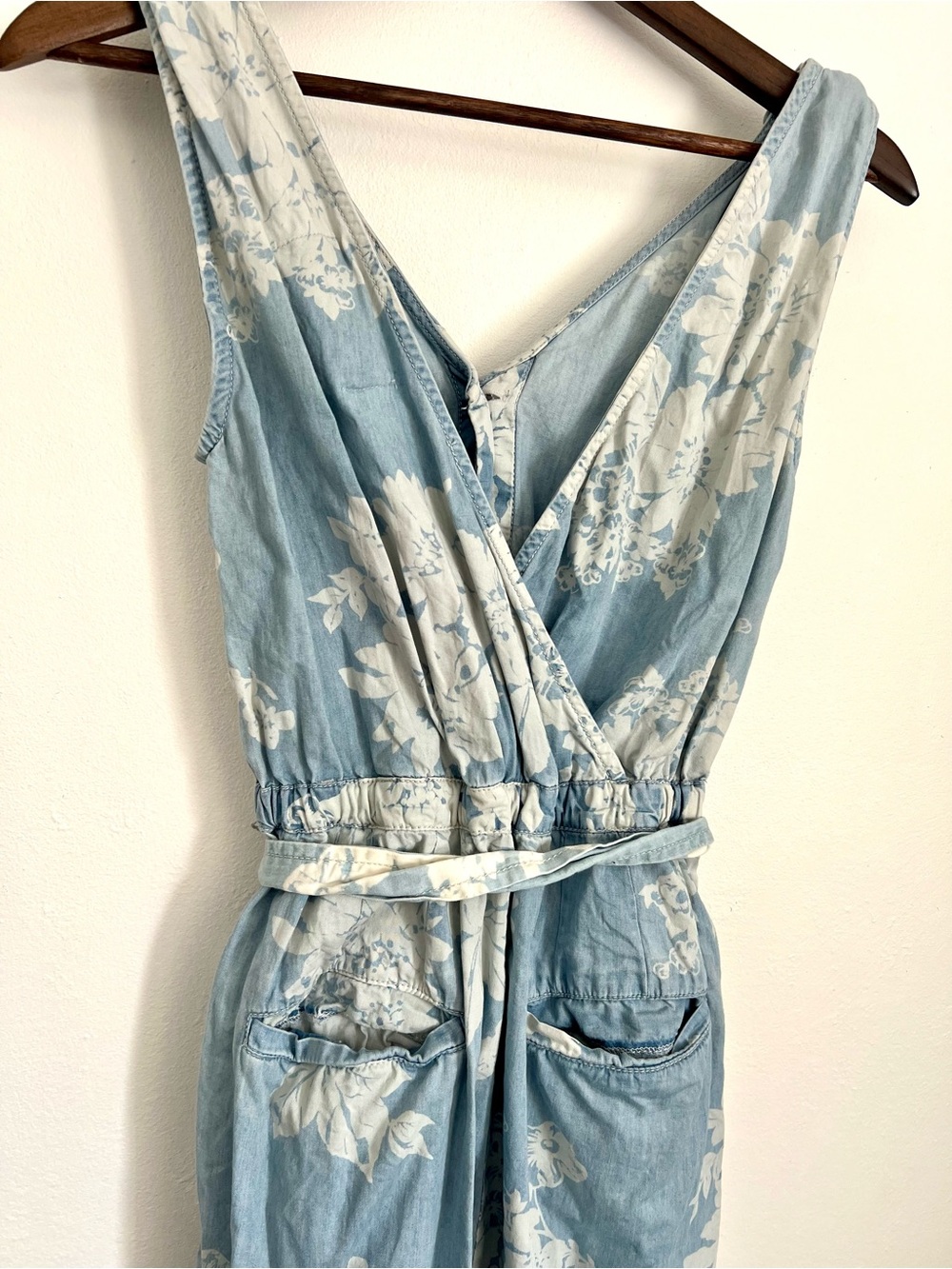 Pilcro Anthropologie Chambray Floral Jumpsuit XS Blue White Tie Waist Cropped - Picture 8 of 8